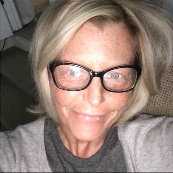 Meet your Posher, Virginia..here to sell, sell, sell,. Living life for me💃 - Picture 4 of 10